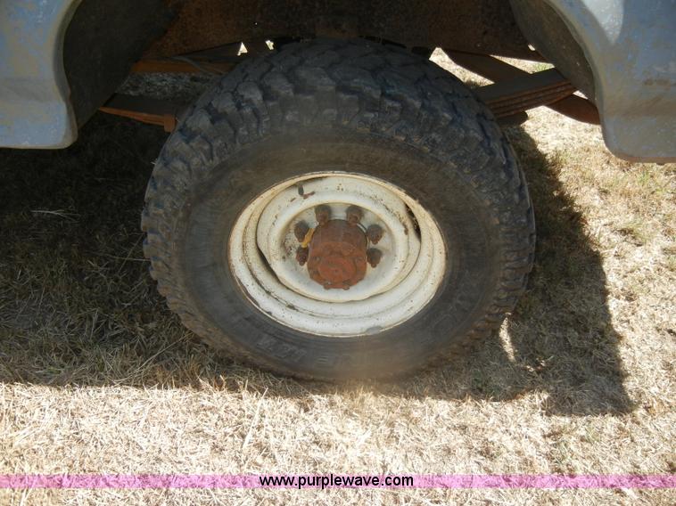 image for item D4603 1983 Ford F250 XL pickup truck