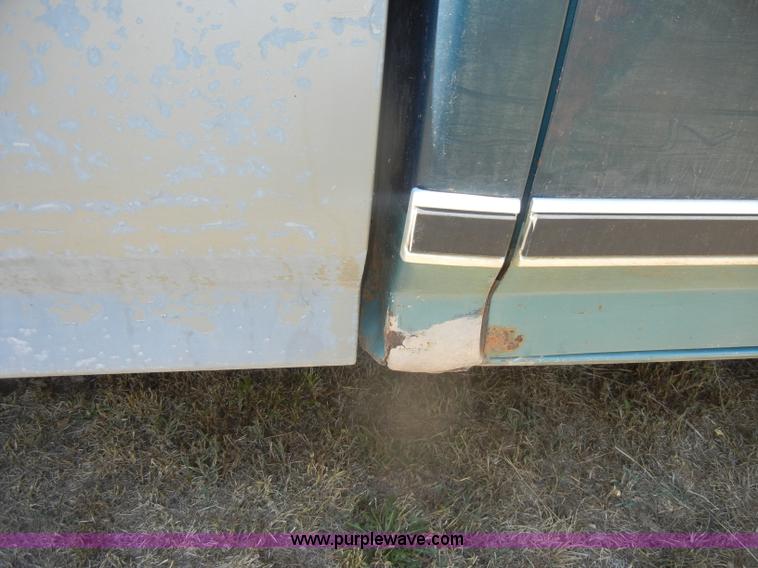 image for item D4603 1983 Ford F250 XL pickup truck