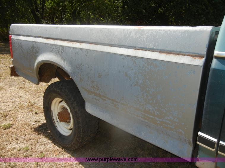 image for item D4603 1983 Ford F250 XL pickup truck