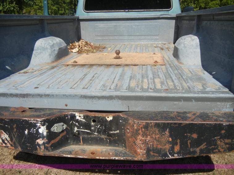 image for item D4603 1983 Ford F250 XL pickup truck