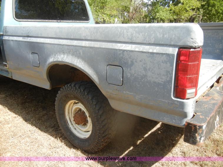 image for item D4603 1983 Ford F250 XL pickup truck
