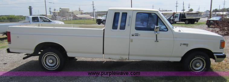 image for item D5598 1987 Ford F150 XL Supercab pickup truck