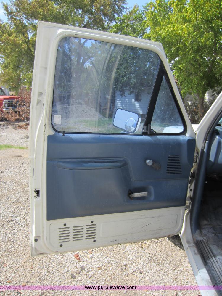 image for item D5598 1987 Ford F150 XL Supercab pickup truck