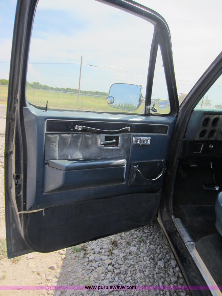 image for item D5599 1986 Chevrolet C20 pickup truck