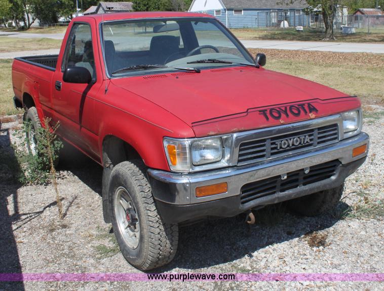 image for item G4610 1990 Toyota Tacoma pickup truck
