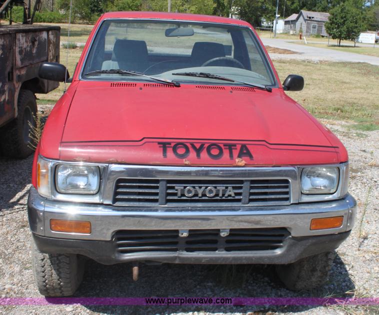 image for item G4610 1990 Toyota Tacoma pickup truck