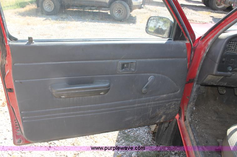 image for item G4610 1990 Toyota Tacoma pickup truck