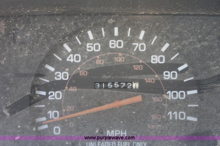 image for item G4610 1990 Toyota Tacoma pickup truck