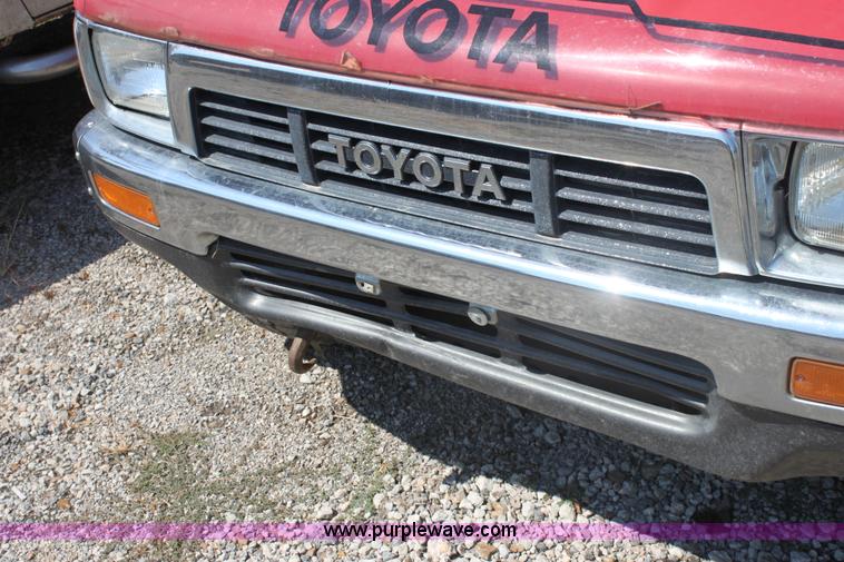 image for item G4610 1990 Toyota Tacoma pickup truck