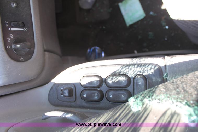 image for item G4569 2000 Ford Windstar LX mini van