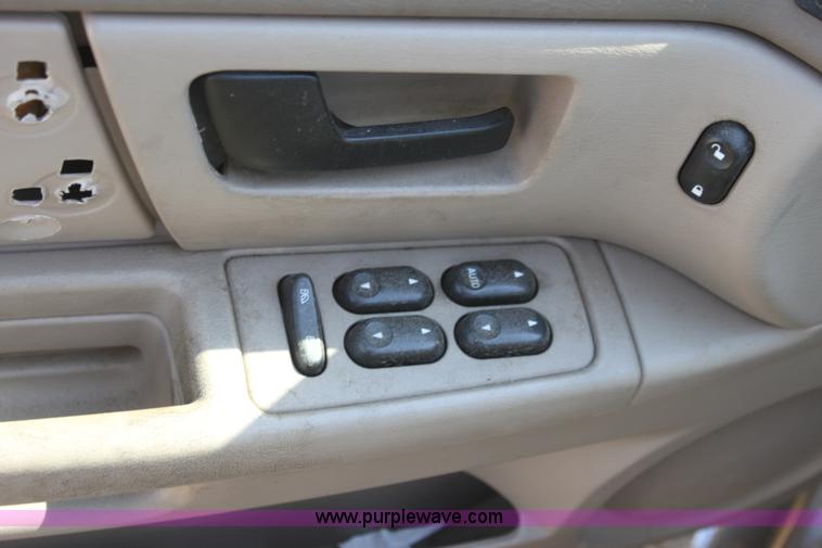 image for item G4584 2003 Ford Taurus SE