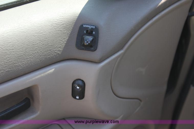 image for item G4584 2003 Ford Taurus SE