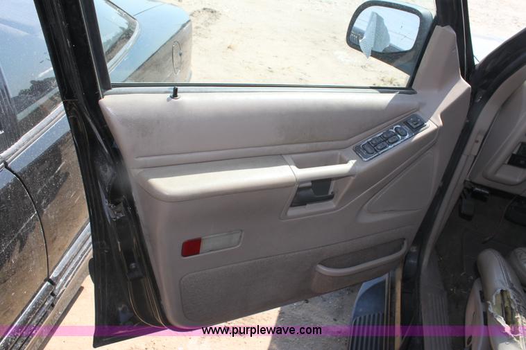 image for item G4585 1994 Ford Explorer XLT SUV