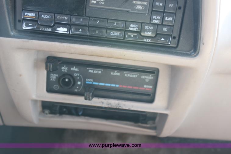 image for item G4585 1994 Ford Explorer XLT SUV