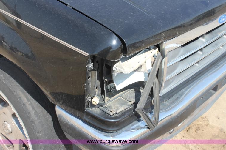 image for item G4585 1994 Ford Explorer XLT SUV