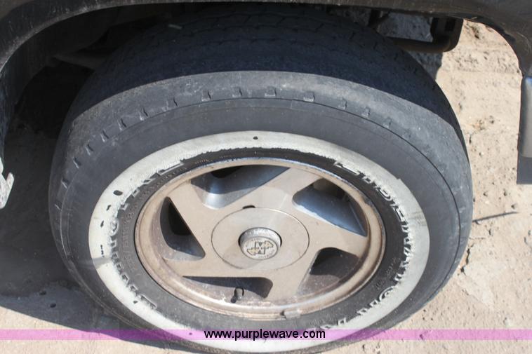 image for item G4585 1994 Ford Explorer XLT SUV