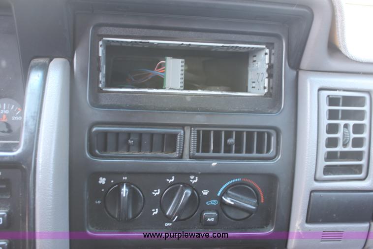 image for item G4586 1995 Jeep Grand Cherokee SE SUV