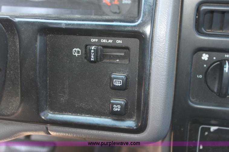 image for item G4586 1995 Jeep Grand Cherokee SE SUV