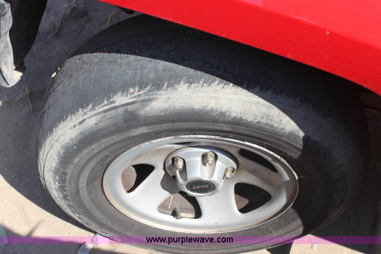 image for item G4586 1995 Jeep Grand Cherokee SE SUV