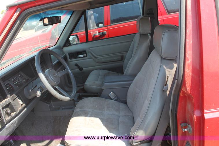 image for item G4587 1994 Jeep Cherokee Sport SUV