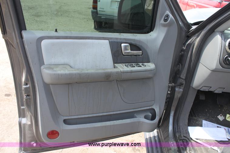 image for item G4593 2004 Ford Expedition XLT SUV
