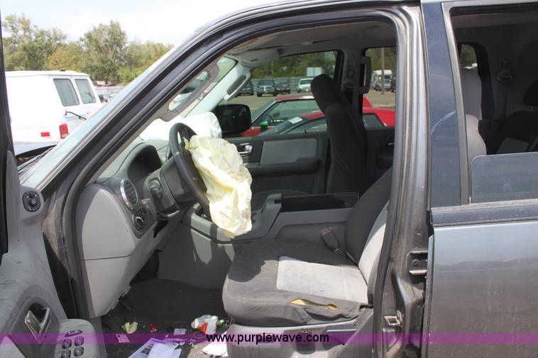 image for item G4593 2004 Ford Expedition XLT SUV