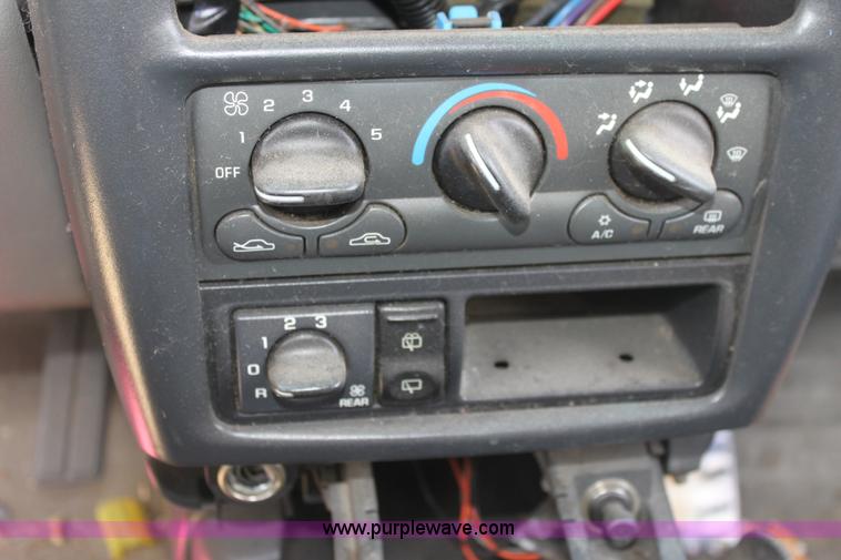 image for item G4600 1998 Chevrolet Venture mini van