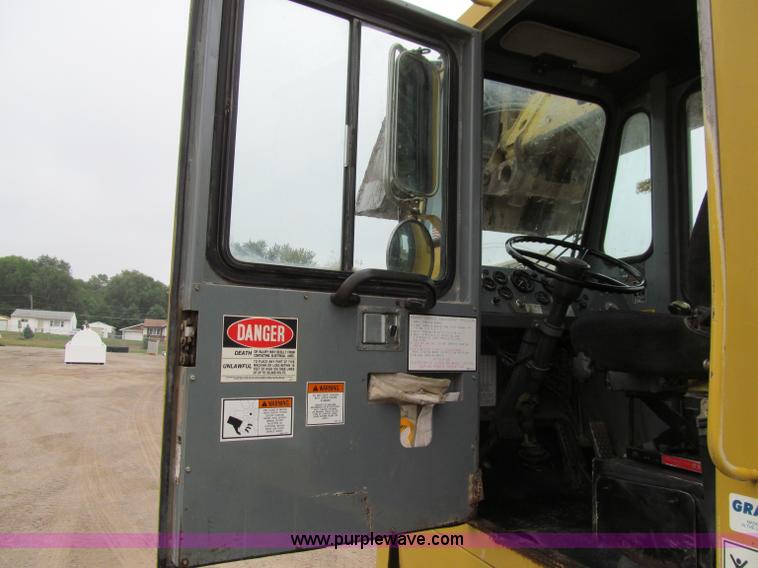 image for item A8443 1998 Gradall XL4100 mobile hydraulic excavator