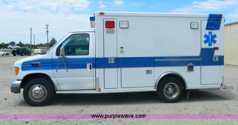 image for item B3832 2000 Ford E350 Medtec ambulance