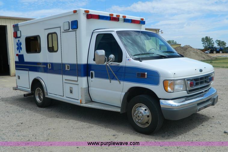 image for item B3832 2000 Ford E350 Medtec ambulance