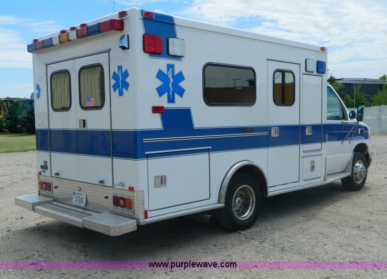 image for item B3832 2000 Ford E350 Medtec ambulance
