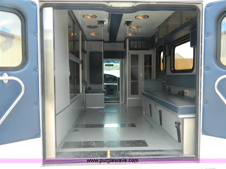 image for item B3832 2000 Ford E350 Medtec ambulance