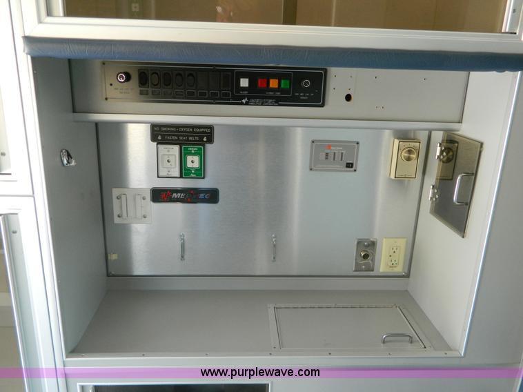 image for item B3832 2000 Ford E350 Medtec ambulance