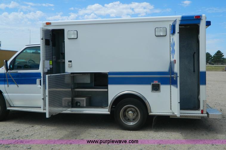 image for item B3832 2000 Ford E350 Medtec ambulance