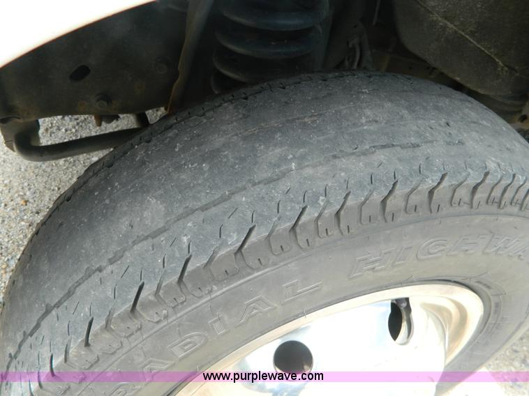 image for item B3832 2000 Ford E350 Medtec ambulance