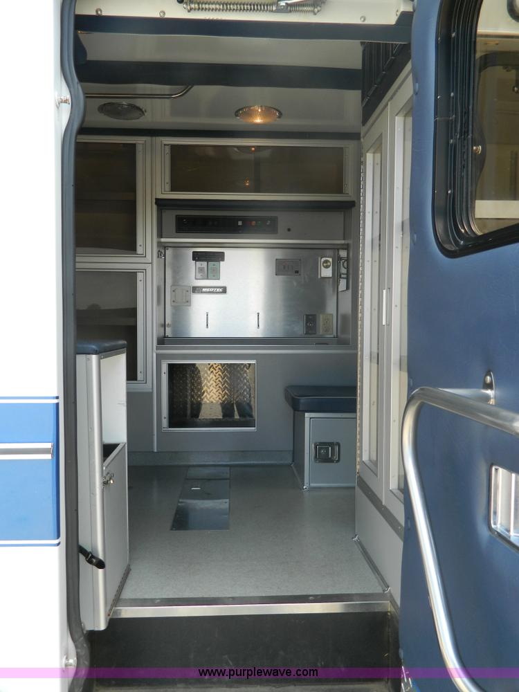 image for item B3832 2000 Ford E350 Medtec ambulance