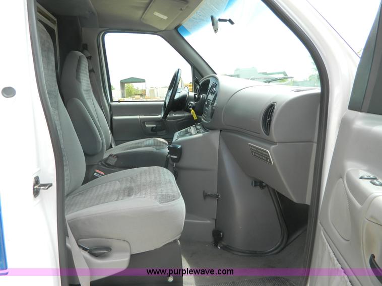 image for item B3832 2000 Ford E350 Medtec ambulance