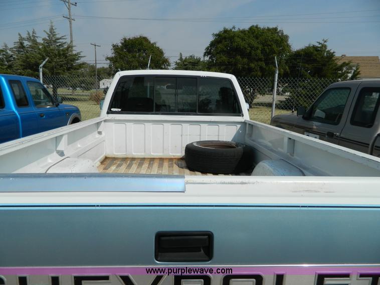 image for item B3855 1992 Chevrolet 1500 pickup truck