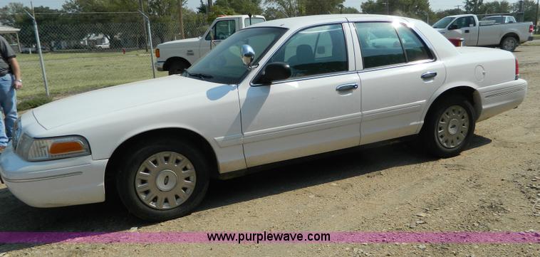 image for item B3857 2004 Ford Crown Victoria