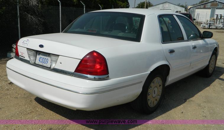image for item B3857 2004 Ford Crown Victoria