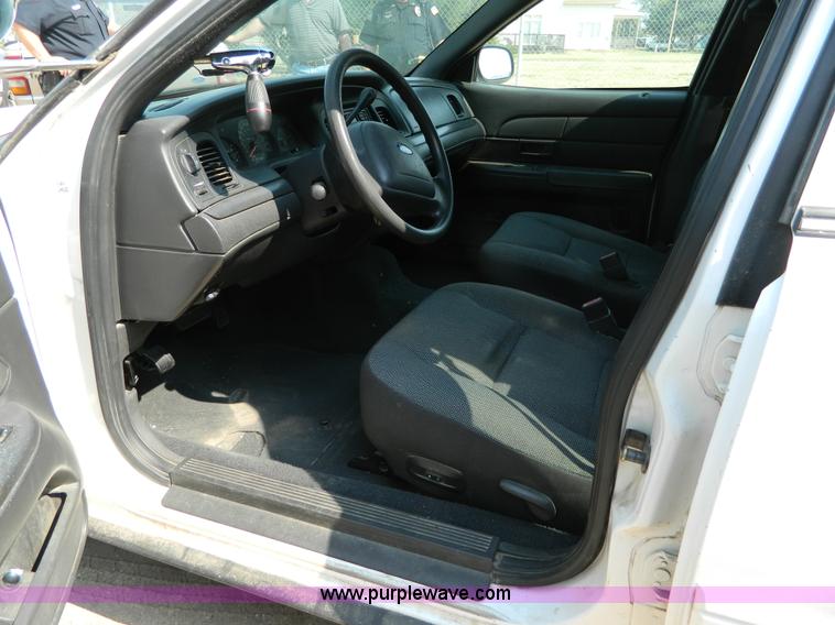 image for item B3857 2004 Ford Crown Victoria