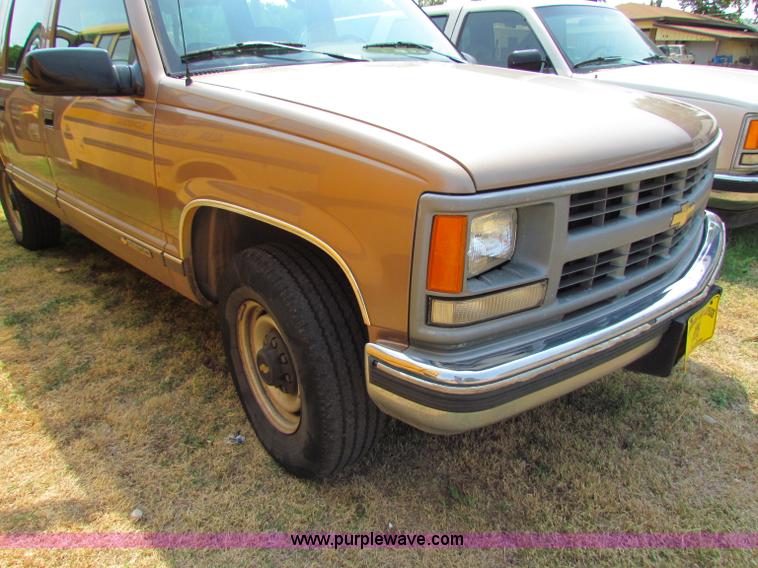 image for item B7397 1995 Chevrolet Suburban 2500 SUV