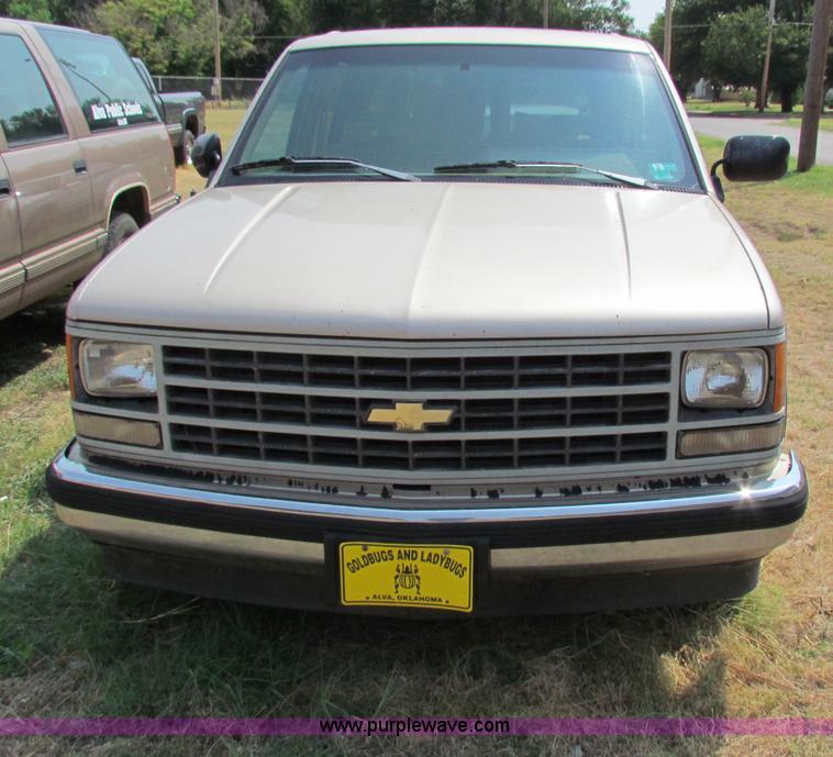 image for item B7398 1993 Chevrolet Suburban 1500 SUV
