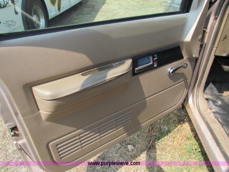 image for item B7398 1993 Chevrolet Suburban 1500 SUV