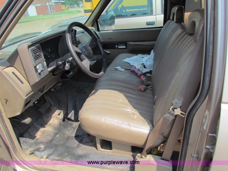 image for item B7398 1993 Chevrolet Suburban 1500 SUV