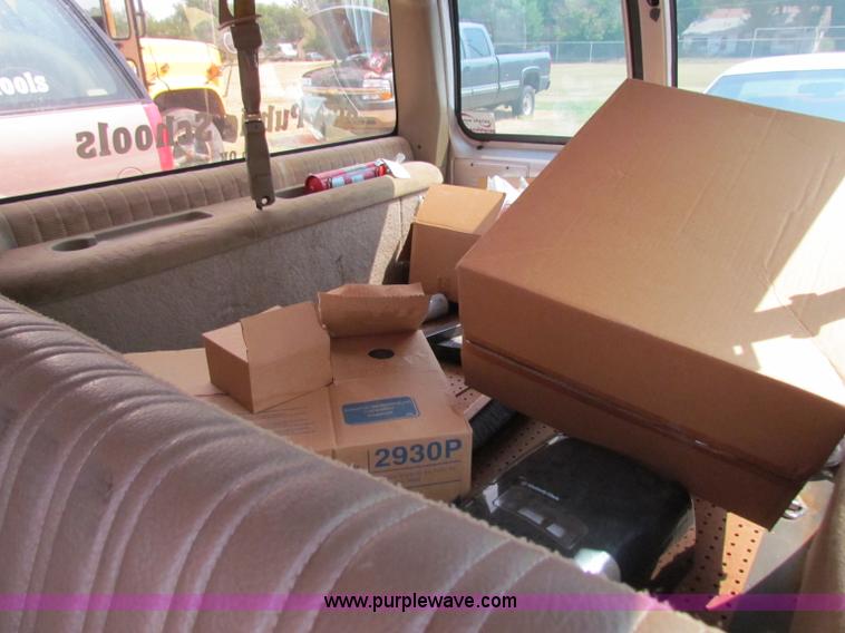 image for item B7398 1993 Chevrolet Suburban 1500 SUV