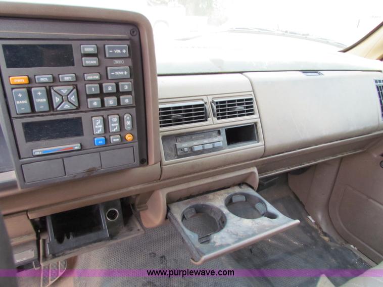 image for item B7398 1993 Chevrolet Suburban 1500 SUV