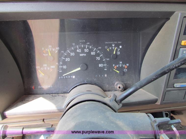 image for item B7398 1993 Chevrolet Suburban 1500 SUV