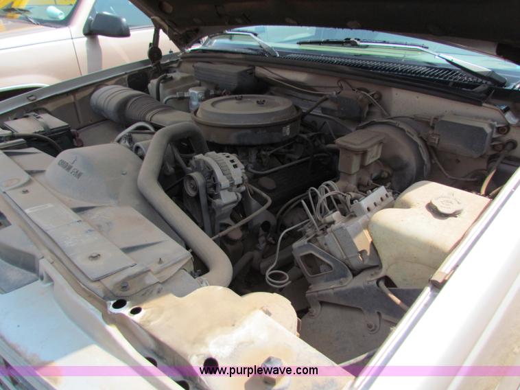 image for item B7398 1993 Chevrolet Suburban 1500 SUV