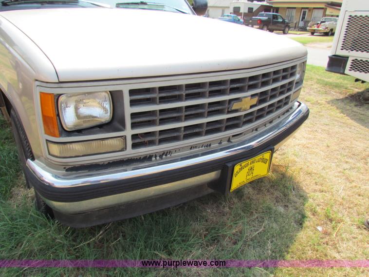 image for item B7398 1993 Chevrolet Suburban 1500 SUV